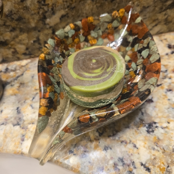 Unique resin soap dish - Picture 1 of 3